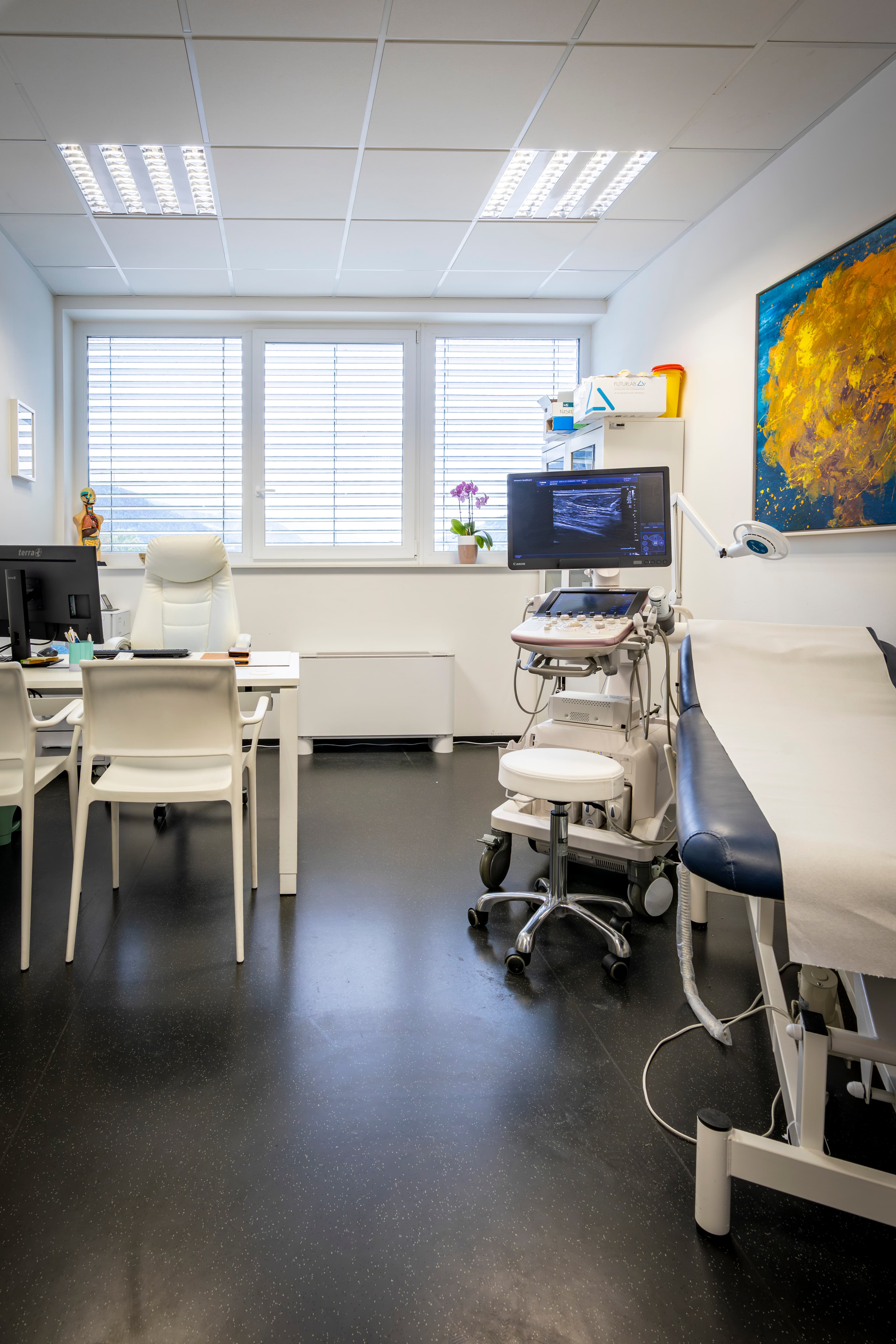 Behandlungsraum von Dr. Grunser in der Privatklinik Brixsana