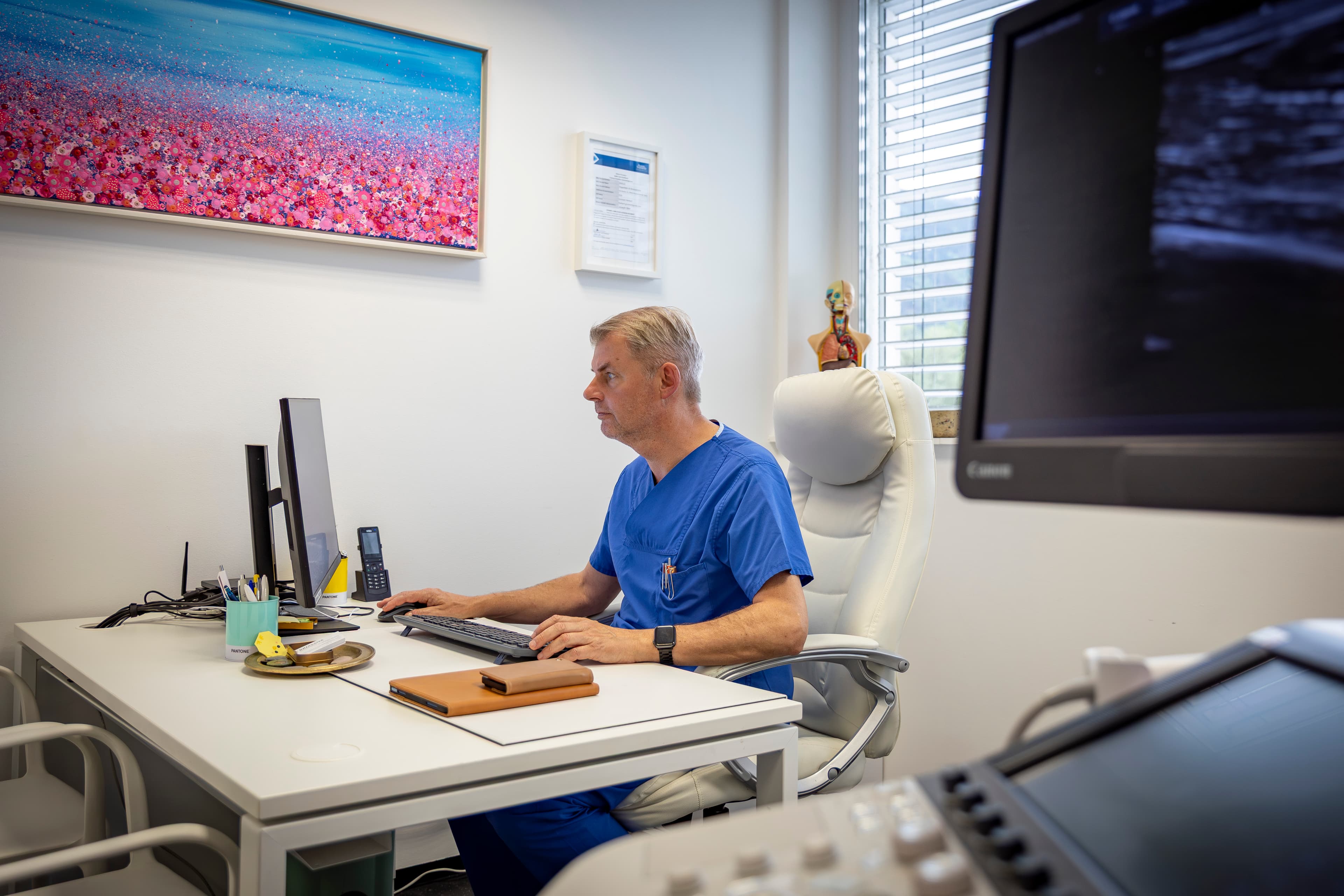 Dr. Herbert Grunser bei der urologischen Behandlung in der Privatklinik Brixsana